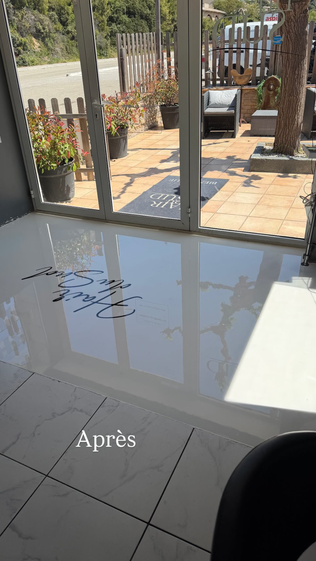 Sol en résine époxy blanc brillant dans un salon de coiffure à Ajaccio en Corse
