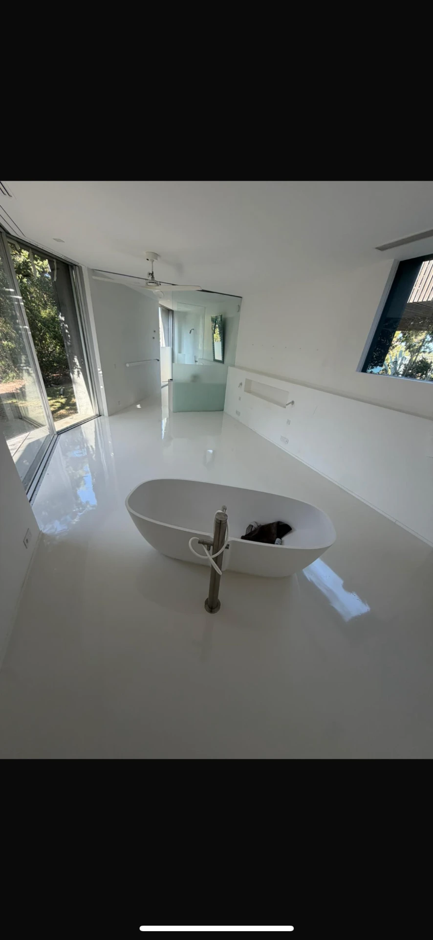 Sol en résine époxy blanc brillant dans une salle de bain contemporaine à Ajaccio en Corse